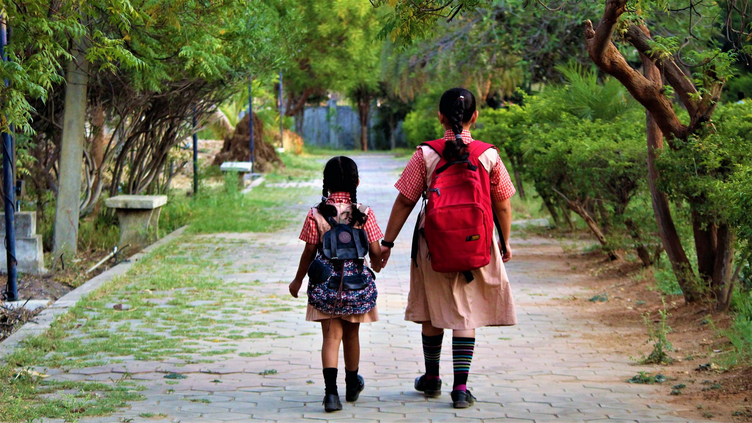 Азия займи. Chinese girls going to School.