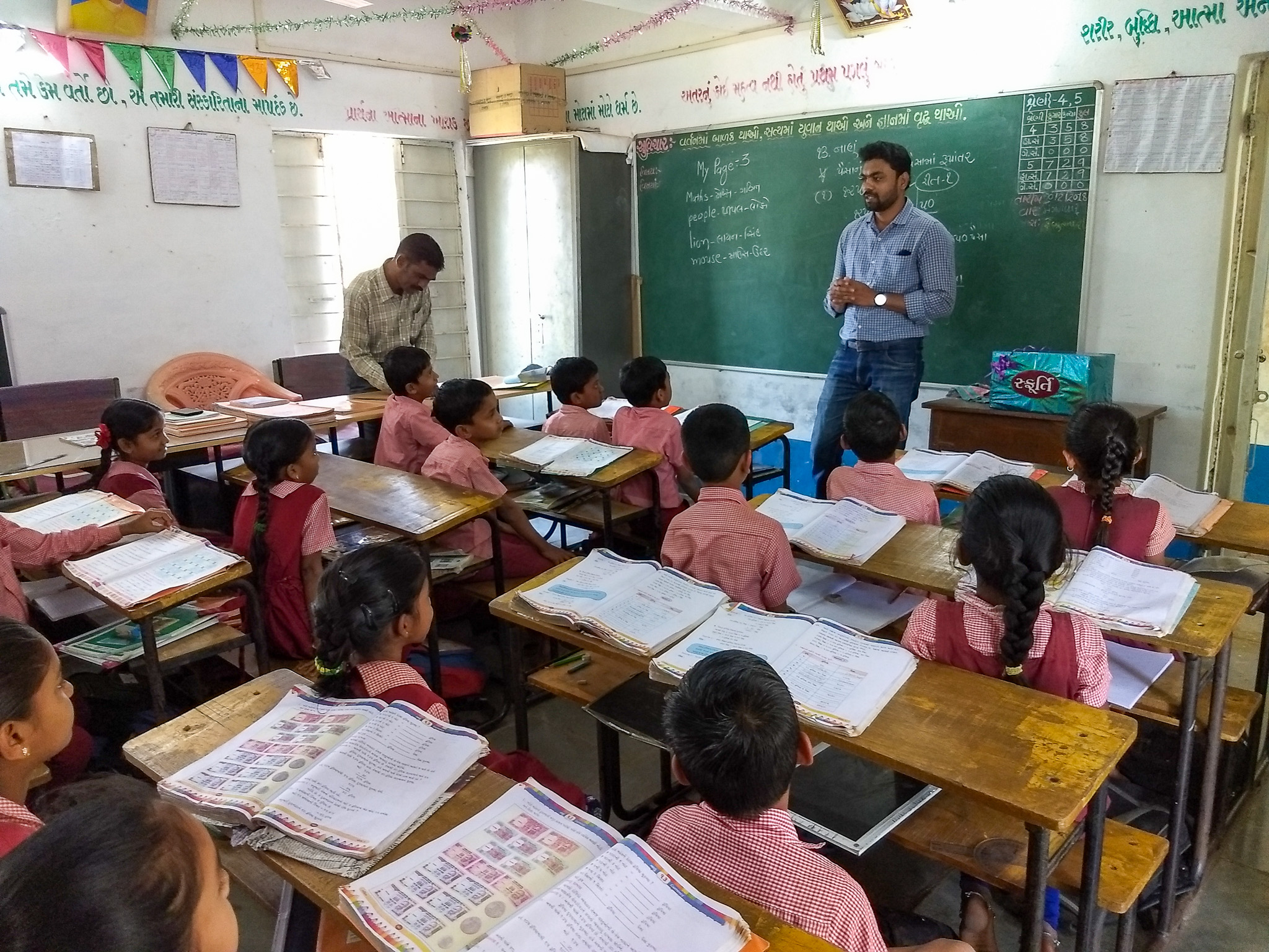 Kasim Saiyyad speaking to a class of children