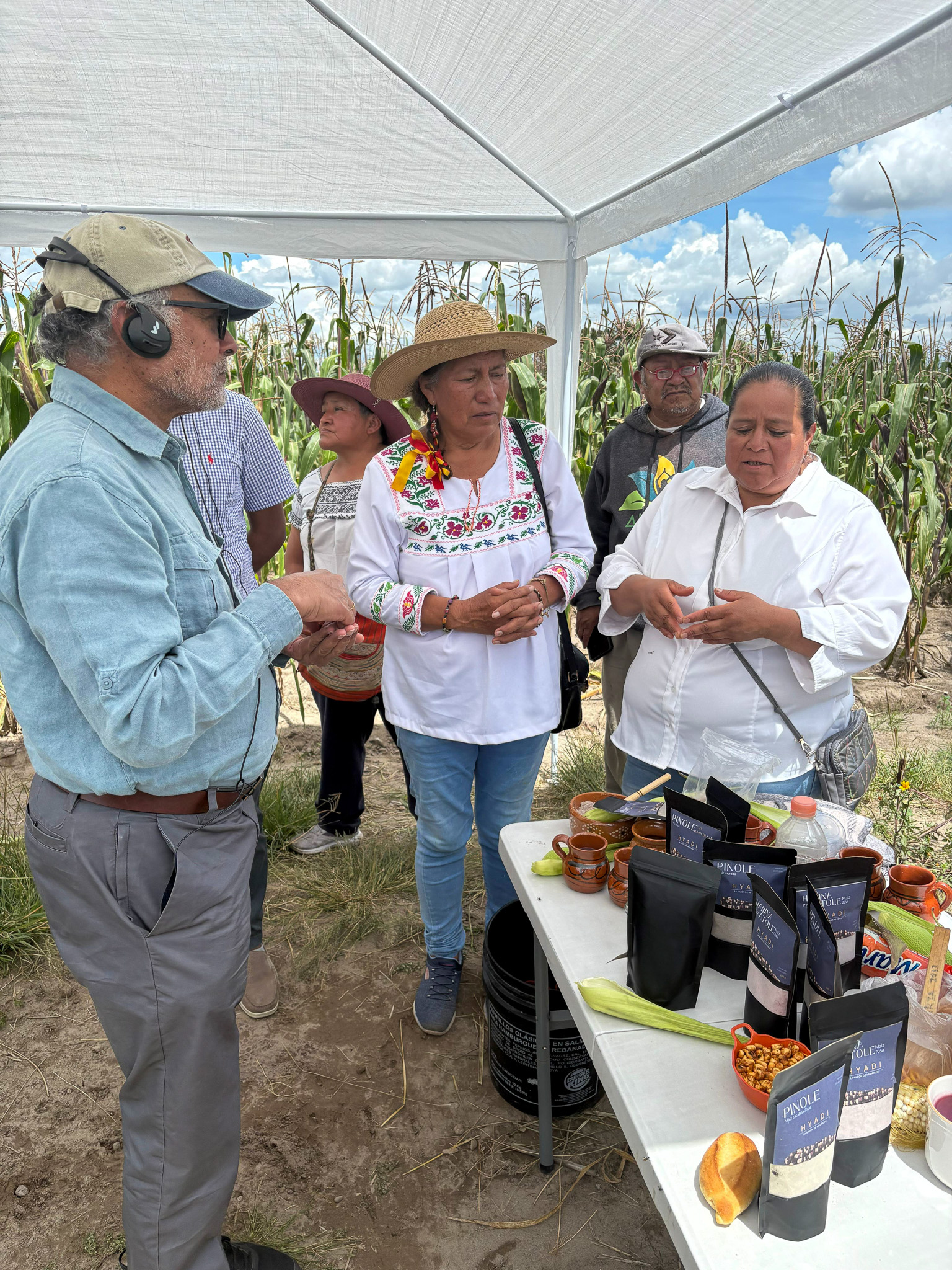 Prabhu Pingali speaking with two women from Mexican FPOs