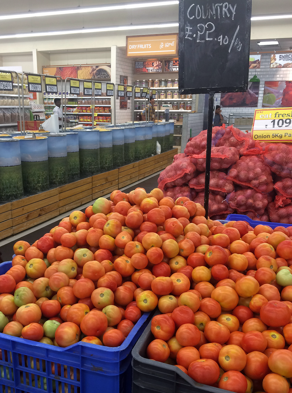 Loose tomatoes at a supermarket