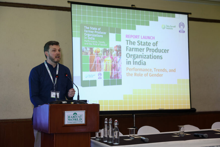 Dietrich Bouma speaking at a podium